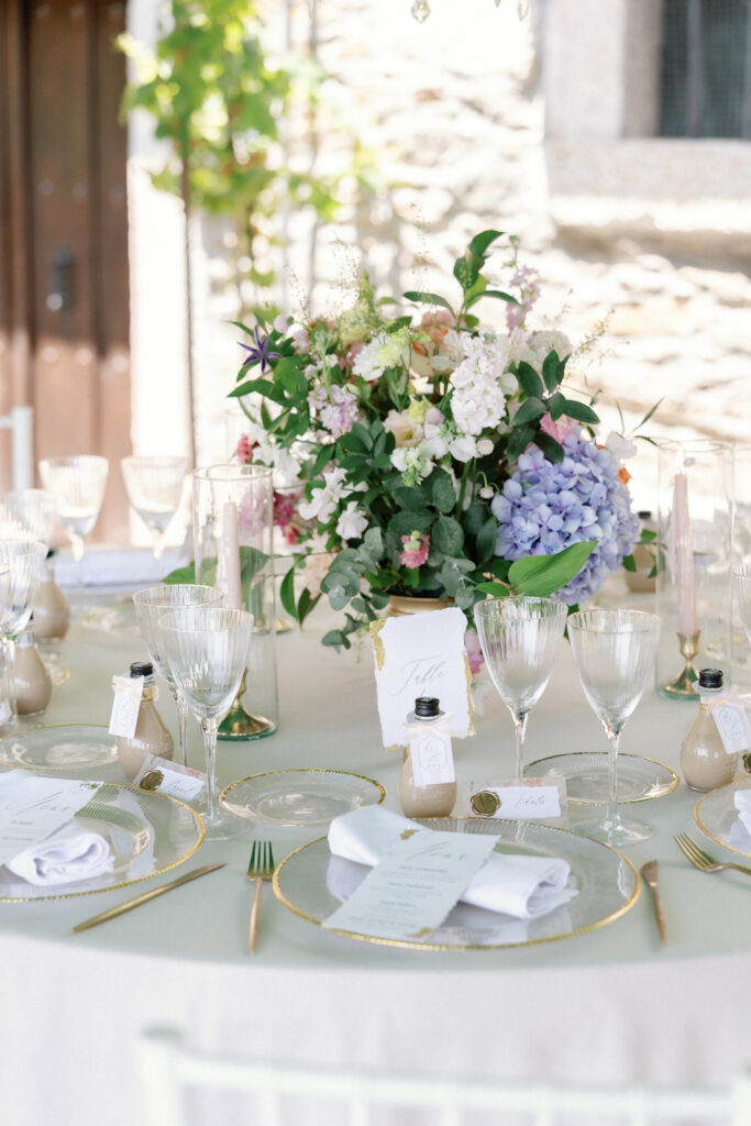 Decoración de boda en Pazo de Mosende, Galicia · Ani & JC · Blue Artisan
