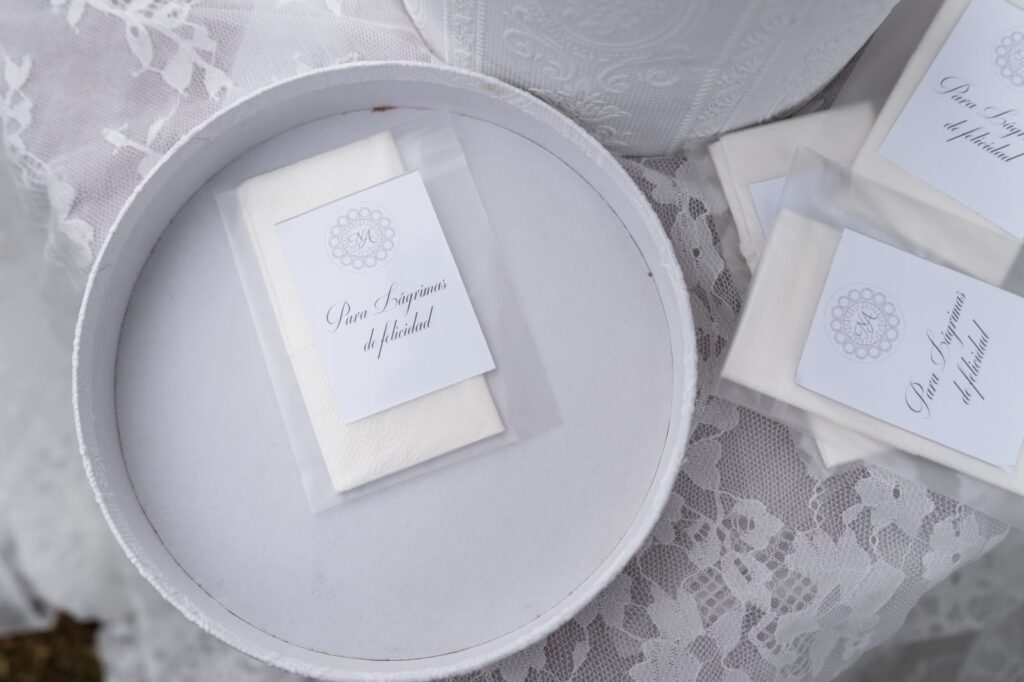 Decoración de boda gallega en Costa Caión, A Coruña · Nieves & Alberto · Blue Artisan