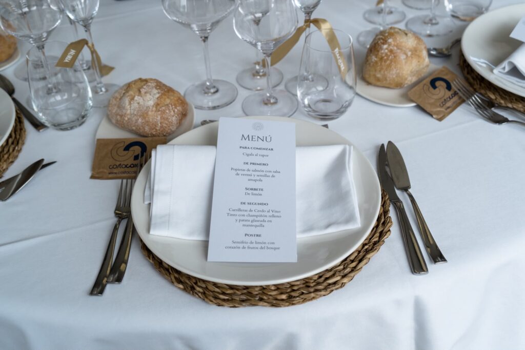 Decoración de boda gallega en Costa Caión, A Coruña · Nieves & Alberto · Blue Artisan